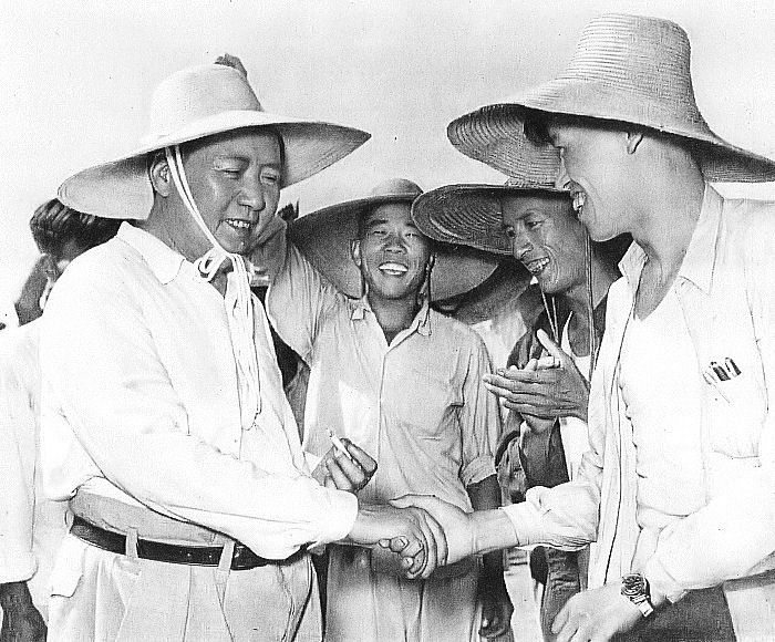 File:Mao Zedong shakes hands with People's commune workers.jpg