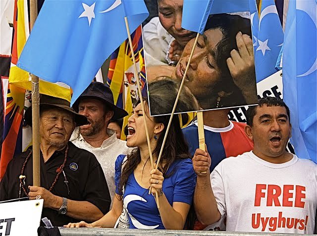 File:Uyghur People Demand Freedom with Flag of East Turkestan in front of the U.N. Building in NYC 維吾爾人在紐約聯合國大樓外高舉東突厥斯坦國旗要求自由.jpg
