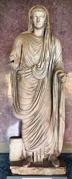 File:Statue della famiglia giulio claudia, dal foro di veleia, 14-54 dc ca., caligola.jpg