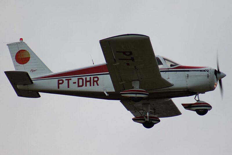 File:Piper PA-28 Cherokee Rafael Luiz (14687208168).jpg