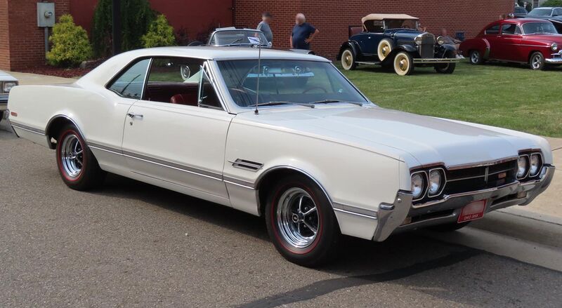 File:1966 Oldsmobile 4-4-2, front right (Cruisin' the River Lowellville Car Show, June 19th, 2023).jpg