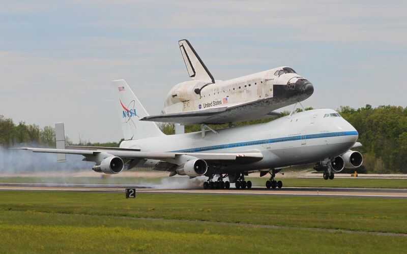 File:Space Shuttle Discovery Arriving at Washington Dulles International Airport (IAD).jpg