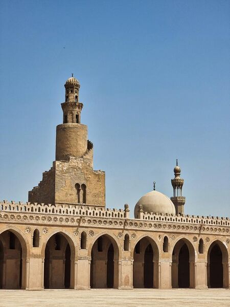 File:Mosque of Ibn Tulun and spiral minaret of Mamluk Sultan Lajin, 1296, Cairo.jpg