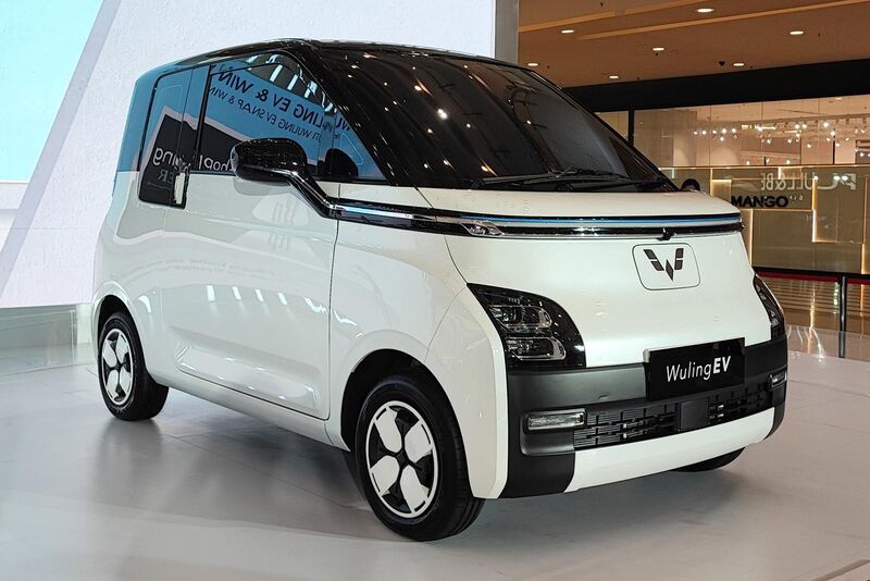 File:2022 Wuling EV (Indonesia) front view 02.jpg