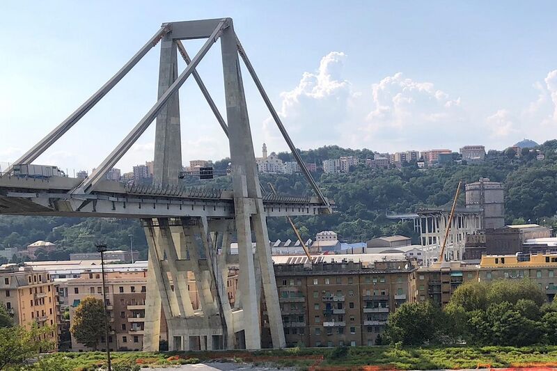 File:Il Ponte Morandi dopo il crollo, visto da Est, panoramica (cropped).jpg