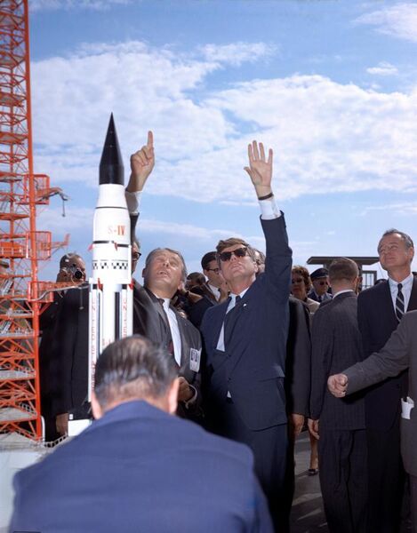 File:Werner Von Braun and President John F. Kennedy at Cape Canaveral Missile Test Annex - 1963 - 63PC-0095.jpg