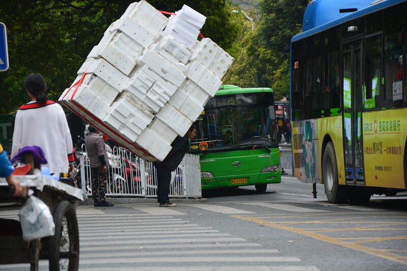 File:201904 Man carrying polystyrene boxes in Guiyang, China.jpg