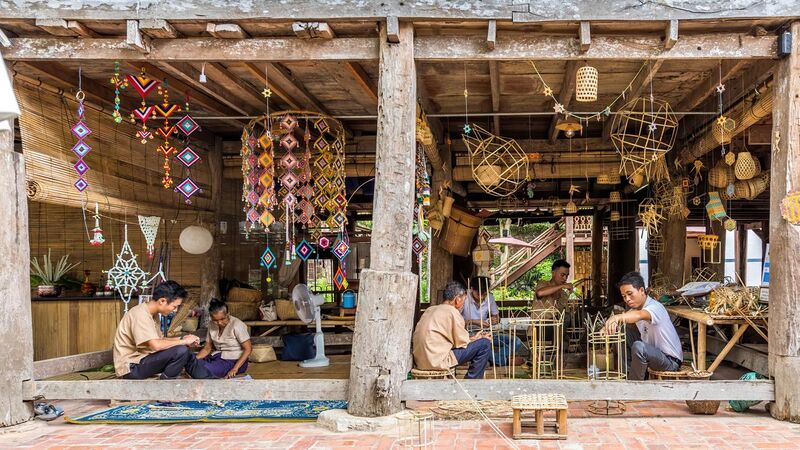 File:Craftmen at work, bamboo basket weaving and textile mobile sculptures, in Heuan Chan heritage house, Luang Prabang, Laos.jpg