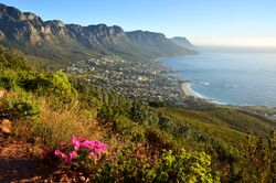 12 apoštolů cestou na Lions Head - Signal Hill, Kapské Město, Jihoafrická republika - panoramio.jpg