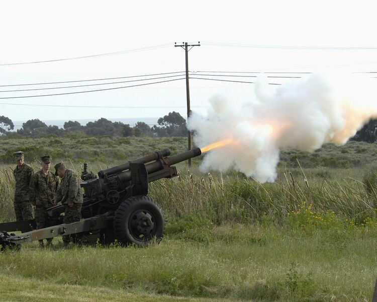 File:M101-105mm-howitzer-camp-pendleton-20050326.jpg