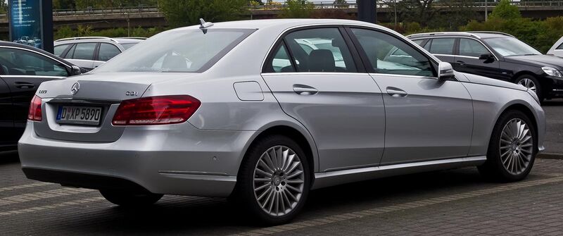 File:Mercedes-Benz E 220 CDI Elegance (W 212, Facelift) – Heckansicht, 30. August 2014, Düsseldorf.jpg