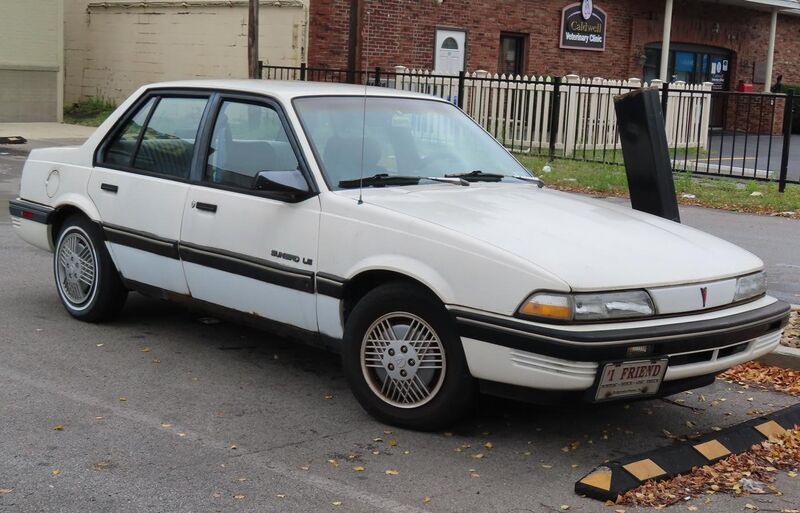 File:1991 Pontiac Sunbird LE sedan, front right, 09-09-2023.jpg