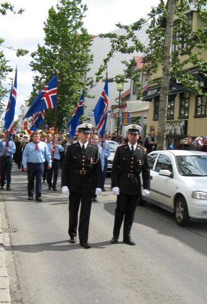 File:Festival procession in Reykjavik.jpg