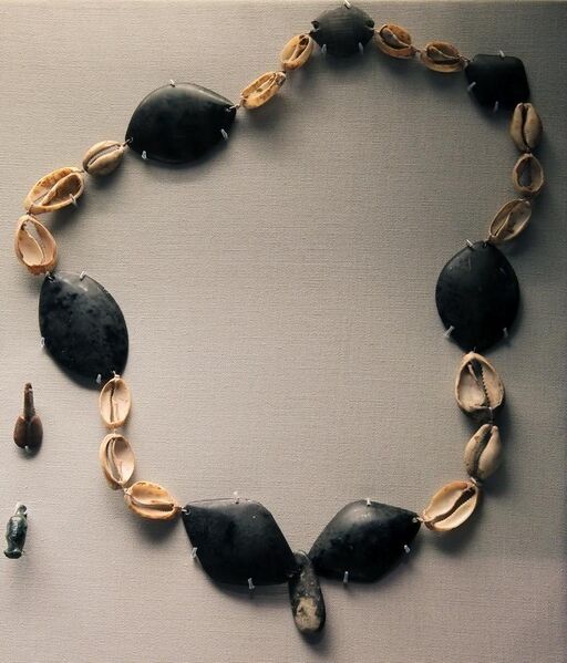 File:British Museum Middle east 14022019 Necklace Obsidian beads and cowrie shells Halaf period 3645.jpg