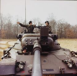 Een instructeur geeft aanwijzingen over de bediening van de 7,62 mm MAG boordmitrailleur aan een bemanningslid van een Leopard 1 tank (2000-554-4).jpg
