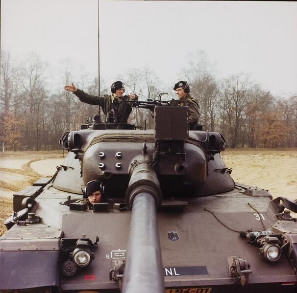 File:Een instructeur geeft aanwijzingen over de bediening van de 7,62 mm MAG boordmitrailleur aan een bemanningslid van een Leopard 1 tank (2000-554-4).jpg