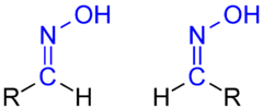Isomerie der Aldoxime: links ein früher als syn-, heute als (E)-konfiguriert zu beschreibendes Aldoxim, rechts das entsprechende (Z)- (veraltet: anti)-Isomer.