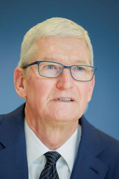 File:Visit of Tim Cook to the European Commission - P061904-946789.jpg