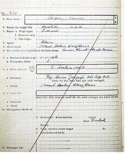 Scan of Obama's elementary school record, where he is wrongly recorded as Indonesian and Muslim.