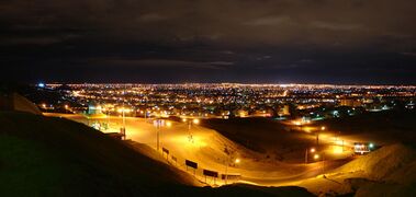 نمایی از شهر قم از بالای کوه خضر نبی در شب.jpg