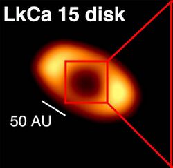 LkCa 15 disk protoplanetare Scheibe cropped.jpg