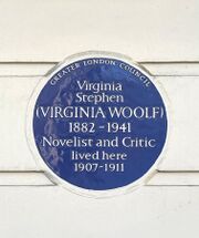 plaque that reads "Virginia Woolf 1882–1941 Novelist and Critic lived here 1907–1911"