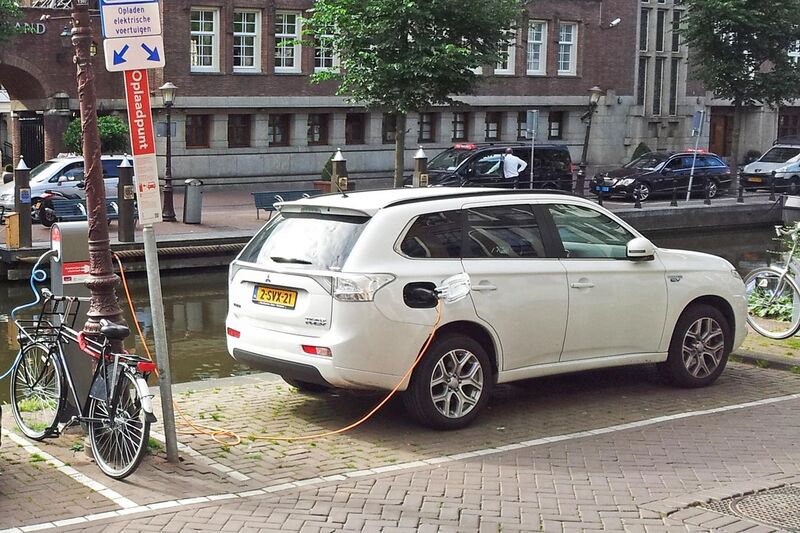 File:Amsterdam Outlander PHEV charging.jpg