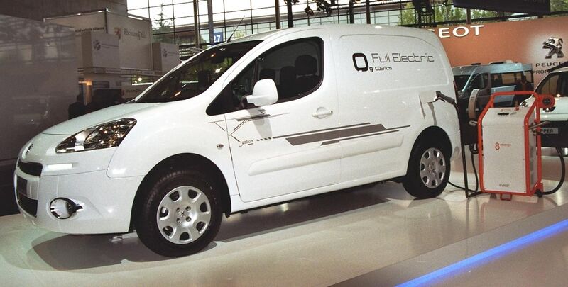 File:Peugeot Partner electric. model 2012. left side. spielvogel.JPG