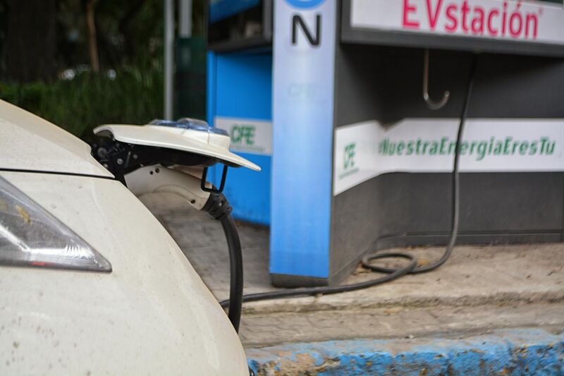 File:Parque España - Ciudad de México - 16 - Auto eléctrico en estación de carga.jpg